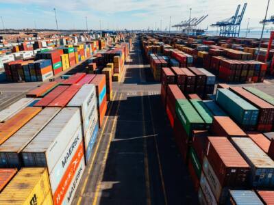 Contenedores en puerto